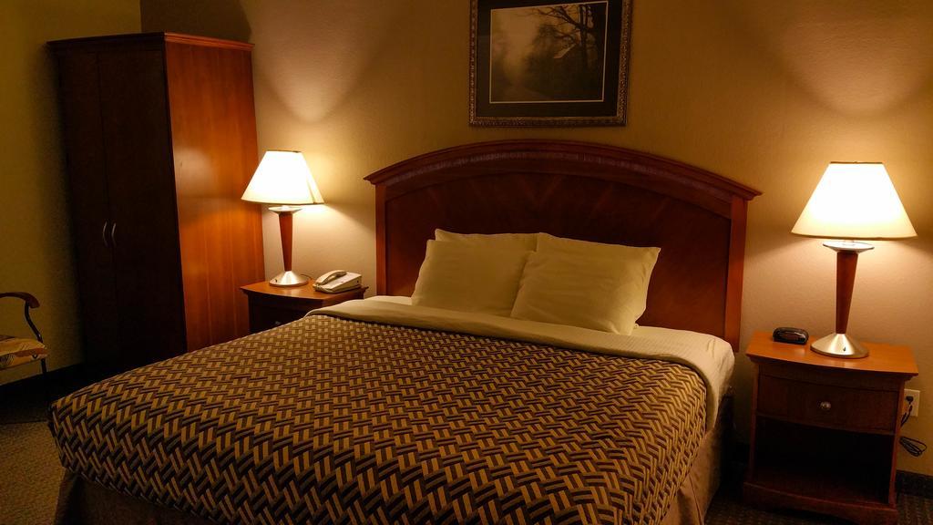 A Riverside Inn Travelodge By Wyndham Феърплей Стая снимка