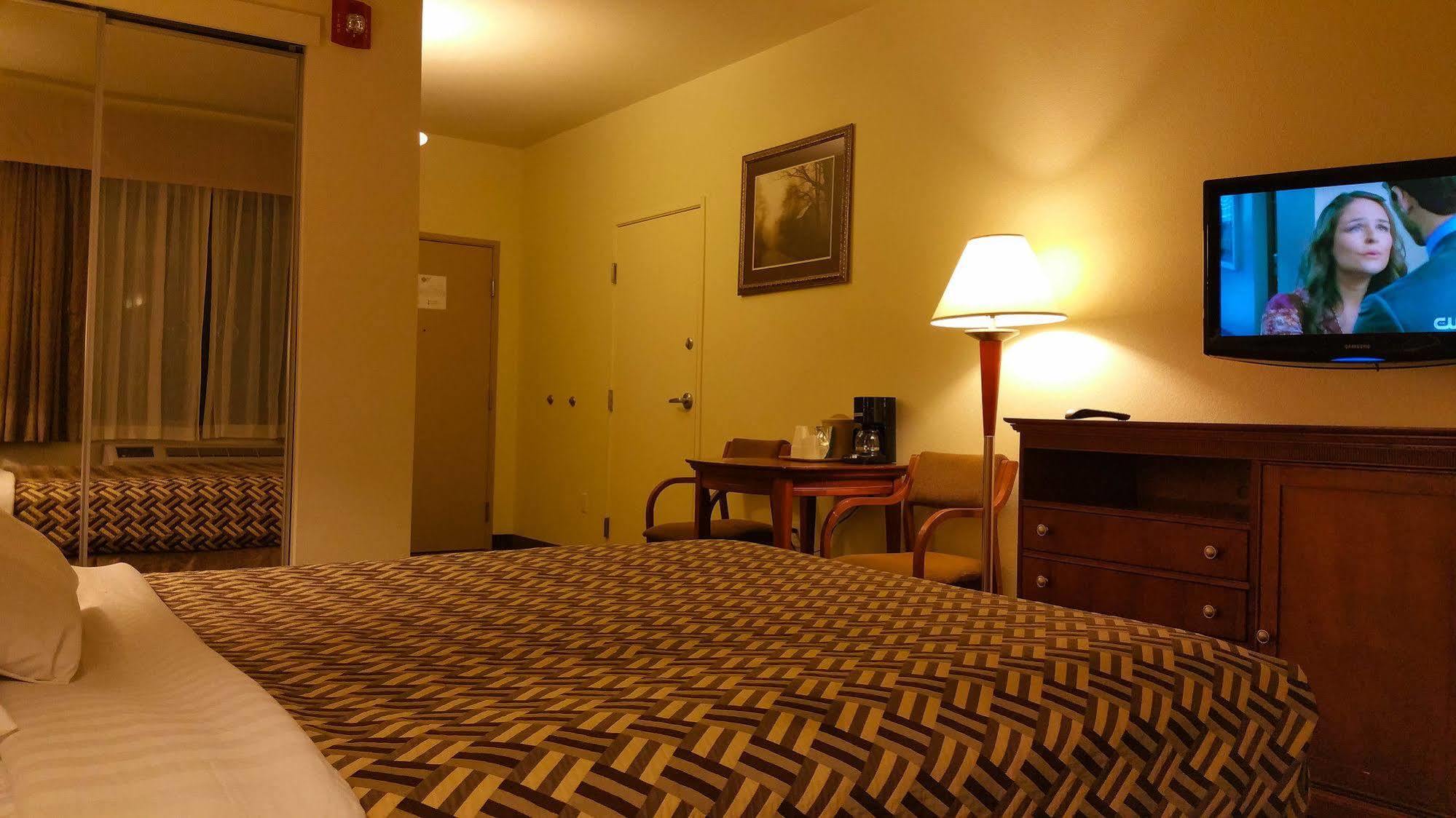 A Riverside Inn Travelodge By Wyndham Феърплей Екстериор снимка